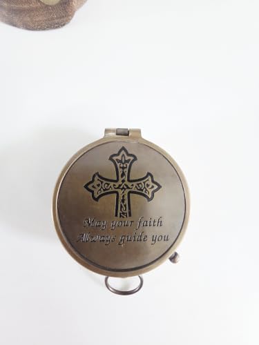 Brújula de bolsillo artesanal de latón con estuche de cuero, con cruz cristiana grabada y mensaje “Que tu fe siempre te guíe”, diseño vintage para hombres, papá, esposo y viajeros miniatura 5