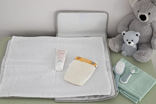 Tapis à langer bébé compact Béaba : la solution contre le change difficile en voyage - 5