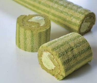 Amazon Co Jp ロールケーキ 抹茶 京都府産 宇治抹茶使用 1本 約190g 約5 33cm Nh3392 フリーカット スイーツ 食品 飲料 お酒