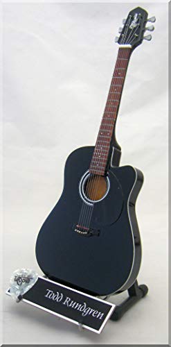 TODD RUNDGREN Guitare Miniature avec médiator Takamine - Les Beatles, Paul McCartney, John Lennon, RIngo Starr, George Harrison TODD RUNDGREN Guitare Miniature avec médiator Takamine – Image 3