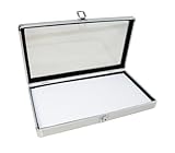 Info : ce magnifique présentoir à bijoux est un must have pour tous ceux qui cherchent à présenter leurs accessoires avec style. Avec son design élégant en aluminium et verre, il est parfait pour présenter une large gamme d'articles, y compris des colliers, des bracelets, des bagues, des boutons de manchette, des boucles d'oreilles et des bijoux de corps. L'étui est livré avec un choix d'inserts, vous permettant de le personnaliser selon vos besoins. Il dispose également d'un couvercle en verre et d'une doublure en velours pour plus de durabilité et de protection. Que vous soyez un collectionneur de bijoux cherchant à garder vos pièces organisées ou un détaillant cherchant à créer un présentoir accrocheur, cette vitrine ne manquera pas d'impressionner.