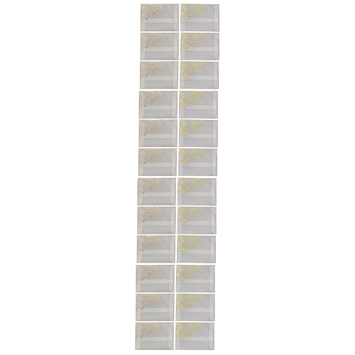 Enveloppes invitation dorées de mariage pour une table de fête chic