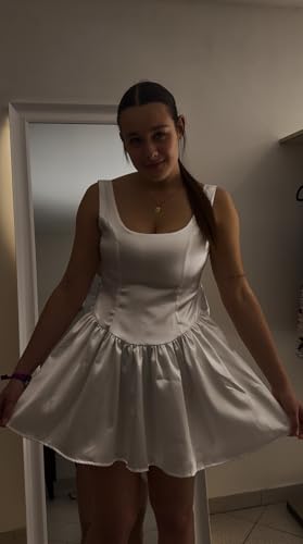 Robe courte blanche dos nu : sublimez votre silhouette sans complexe - 4
