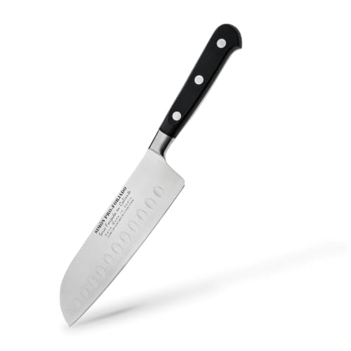 Cuchillo Santoku Profesional Simón PRO Forjado | Acero Forjado Español | Hoja Alveolada de 17,5 cm | Mango Ergonómico de Fibra Negra | Funda de Piel Marrón | Ideal para Verduras, Fiambres y Quesos