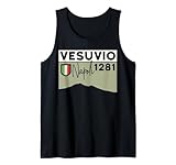 Questo disegno grafico presenta la silhouette originale del vulcano Vesuvio e la sua altitudine di 1281 m. Il Vesuvio è un vulcano attivo situato nel Golf di Napoli, Italia. Pompeji fu sepolta dalle sue ceneri nel 79 d.C.
