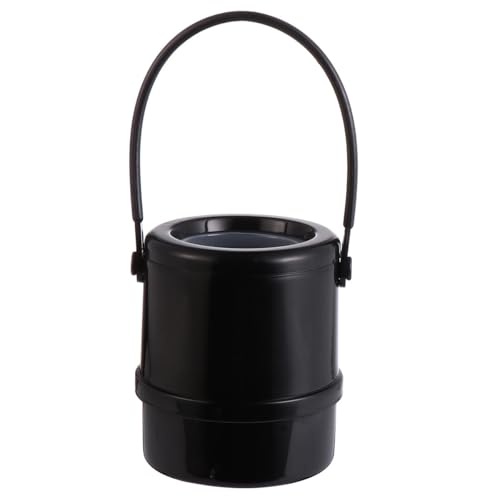 Paraguas y basura de coche organizados en este cubo negro limpio