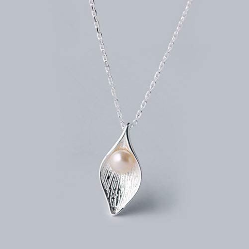 Collier de perles de forme de feuilles le cadeau d'anniversaire rétro idéal