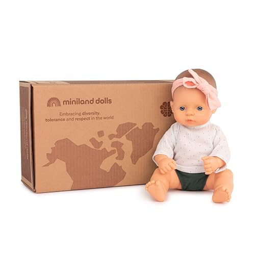 Miniland Dolls Geschenk-Set: 32 cm große europäische Babypuppe Mädchen und Forest-Set.
