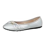 Ganz ohne einen Absatz sind Klassische Ballerinas für Damen eine hübsche Alternative zu den sonst oft getragenen High Heels. Als Variante in Schwarz oder Weiß zaubern sie einen attraktiven, stilvollen Look. Die Schuhe zeichnen sich durch ihren Tragekomfort und das simple An- und Ausziehen aus. Aber nicht nur bei besonderen Anlässen sind sie sehr gefragt - sie eignen sich ebenso gut für den Alltag oder an warmen Tagen.