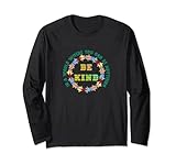 In a World Where You Can Be Anything Be Kind - Heart Puzzle es un gráfico de texto multicolor con las palabras - In a world where you can be anything, be kind. El corazón con coloridas piezas de rompecabezas difunde amor, amabilidad.