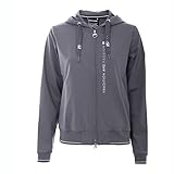 Funktioneller, eleganter Damen Blouson aus elastischem Funktionsmaterial. Stickbündchen mit schimmernden Streifen in Metalloptik am Bund und den Ärmelbündchen. Zwei vordere Eingrifftaschen mit Reißverschluss. Breites Durchzugsband mit silbernem Cavallo Artwort in der Kapuze. Kapuze kann am Rücken fixiert werden. Exklusiver Cavallo Patch auf dem linken Ärmel. 2-Wege-Reißverschluss auf der Frontseite. Alle Reißverschlüsse sind mit einem Schmuckgriff und Kristall versehen.