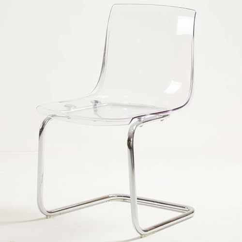 Chaise en acrylique transparente : la solution gain de place pour petits salons