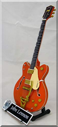 JOHN LENNON Guitare Miniature Beatles Gretsch 6120 avec médiator - Les Beatles, Paul McCartney, John Lennon, RIngo Starr, George Harrison JOHN LENNON Guitare Miniature Beatles Gretsch 6120 avec médiator – Image 3