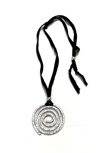 Collana in cotone fino e leggero con ciondolo a spirale . Chiusura regolabile attreverso le palline.
