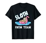 Este diseño cuenta con un perezoso perezoso en un flotador de flamenco rosa, flotando en una piscina de agua con el texto Sloth Swim Team