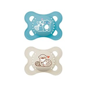 MAM Original Schnuller im 2er-Set, zahnfreundlicher Baby Schnuller aus nachhaltigen & bio-erneuerbaren Materialien, Sauger aus MAM SkinSoft Silikon, mit Schnullerbox, 0-6 Monate, Bär/Otter