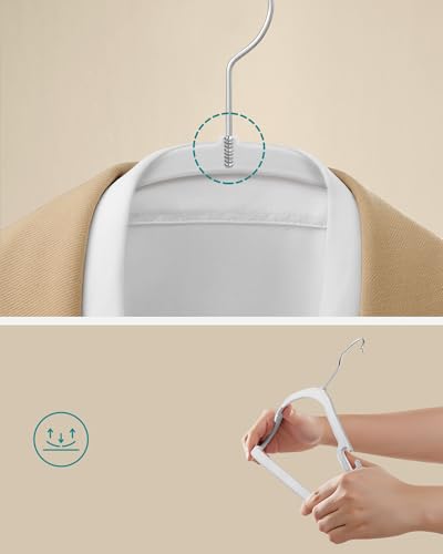 Cintre en velours pour optimiser le rangement du dressing