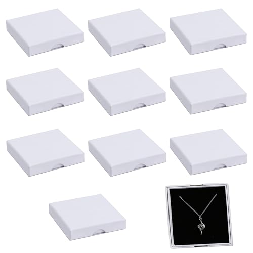 Dimensioni compatte ideali per ogni accessorio: la scatola misura circa 9x7x1.7 cm ed è dotata di un morbido inserto interno che mantiene fermi i tuoi gioielli. La base con spugna rivestita in tessuto delicato accoglie con sicurezza orecchini, collane e bracciali, evitando movimenti indesiderati. Questo formato versatile consente di organizzare piccoli oggetti senza occupare troppo spazio, diventando un indispensabile alleato per chi ama l’ordine e la cura dei dettagli.