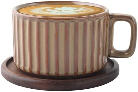 Taza de café de cerámica con platillo de madera de nogal 