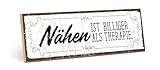 TypeStoff Holzschild mit Spruch – NÄHEN IST BILLIGER ALS THERAPIE – im Vintage-Look mit Zitat als Geschenk und Dekoration - HS-00566