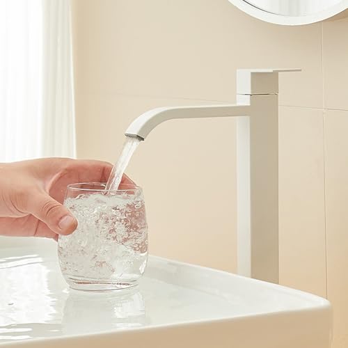 Cascade de salle de bains : robinet d'eau froide blanc de grande hauteur