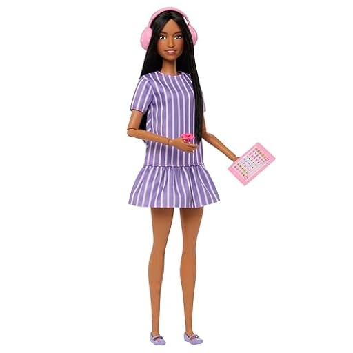 Barbie Fashionistas Muñeca n.º 245, Muñeca Autista con Vestido a Rayas moradas y Accesorios como un Juguete Giratorio, una Tablet y Auriculares, JJN58 | Ya disponible en tu tienda friki favorita! En mundofriki.es!