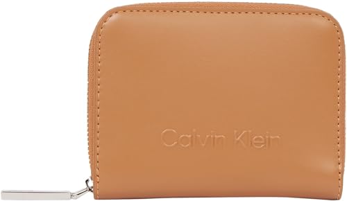 SEMPLICITÀ E FASCINO: Creato nel 1968, il marchio Calvin Klein è famoso per il suo look inconfondibile, che lo ha reso da subito un’ispirazione per il mondo della moda. Il brand americano è caratterizzato da un’estetica minimalista.