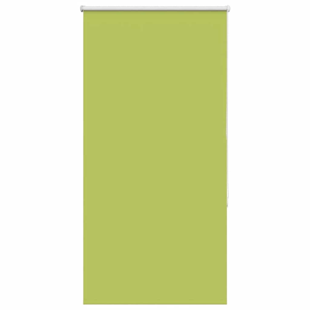 Store enrouleur vert occultant pour tamiser la fenêtre du salon