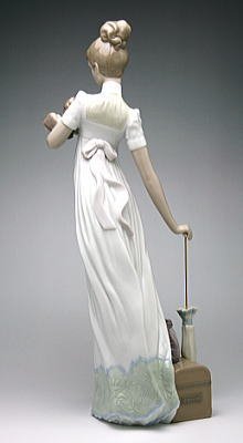 値下げしました。リアドロの薔薇をみつめる婦人 【公式通販】