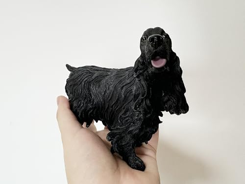 Dettaglio realistico: sapientemente scolpita in resina, la nostra statuetta Cocker Spaniel mostra un'attenzione impeccabile ai dettagli, dai suoi occhi espressivi alla trama del suo mantello, catturando i tratti distintivi della razza con realismo e precisione.