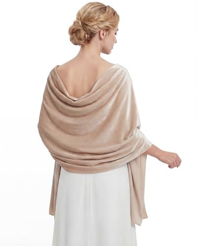 Châle en velours kaki contre le froid en robe de soirée