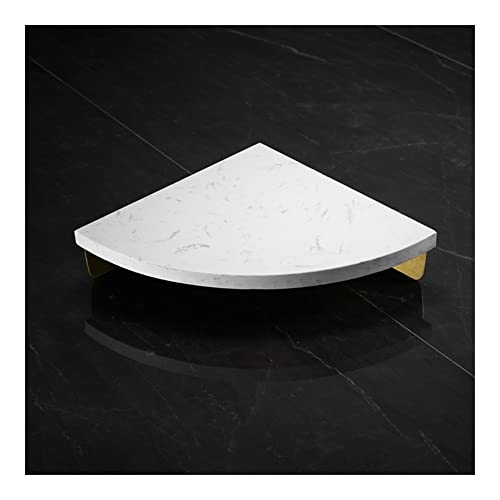 Estantes flotantes de mármol blanco y latón para organizar un baño elegante 2