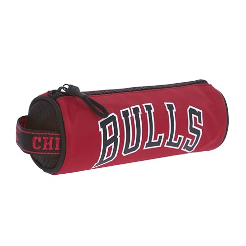 ASTUCCIO UFFICIALE NBA: Ami il basket? Questo astuccio tombolino dedicato ai Chicago Bulls è perfetto per te! Il prodotto è distribuito da Franco Cosimo Panini Editore