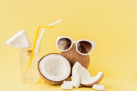 adrium Póster de 110 x 70 cm: Cóctel de coco fresco con pajitas sobre fondo amarillo, espacio para copiar (121096130)