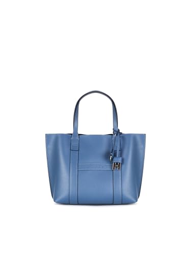 La shopping bag Script in formato piccolo, con bande sul fronte a formare una maxi H. Dotata di due manici fissi e una tracolla regolabile e removibile, questa borsa in pelle martellata presenta il charm H-Fob in metallo e il pendente portachiavi. Il vano interno, chiuso con bottone magnetico, è provvisto di un'ampia busta centrale estraibile con cerniera. Shopping bag donna Articolo realizzato in pelle Logo Hogan impresso Dimensioni: 35 x 23 x 11 cm Manici fissi Tracolla regolabile e removibile Chiusura con bottone magnetico Busta removibile chiusa con zip Indicazioni di cura e mantenimento incluse Custodia in tessuto inclusa