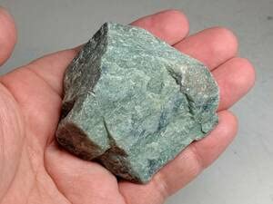 Amazon.co.jp: 緑黒 150g (白) 翡翠 原石 ヒスイ 鉱物 鑑賞石 糸魚川 