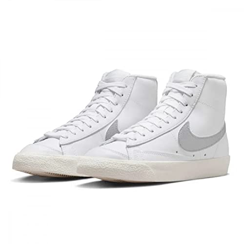 Nike Blazer Mid '77 Essential Woman, Chaussures Retro Basket pour Femme, Baskets Femme, DQ7574-100., Blanc et argenté., 37.5 EU