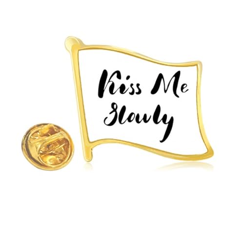 Pin's en métal doré Kiss Me Slowly, un bijou de veste élégant