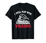 ¿Te gustan las locomotoras y todavía juegas con trenes? Entonces esta ropa vintage de modelo de trenes es ideal para ti. Todavía juego con trenes y me encanta el ferrocarril. Impresionante diseño de locomotora de tren como regalo de cumpleaños para niños o su padre.