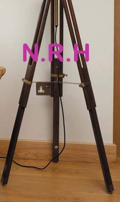 Lámpara de pie trípode de madera retro con proyección de sombra hacia fuera 3