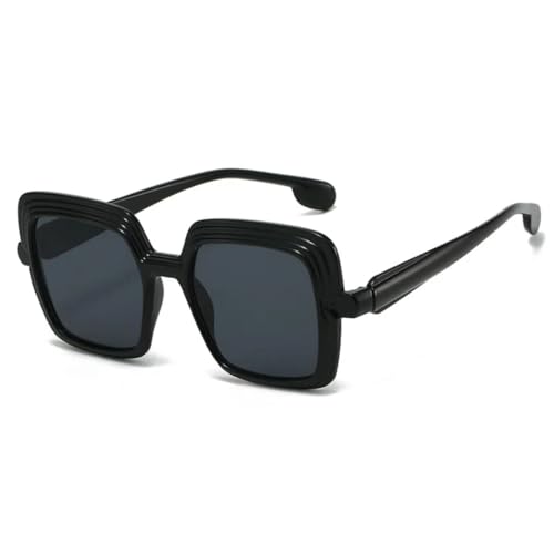 Lunettes de soleil tendance pour femme style rétro noir chic en terrasse ou voiture