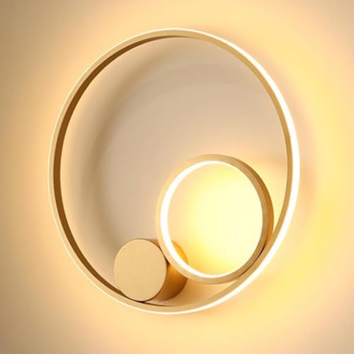 Luminaire mural rond doré pour illuminer un couloir sombre et triste