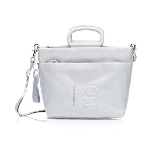 Piccola shopper in morbido tessuto Mitrix, caratteristico del marchio Mandarina Duck. Questo modello presenta uno scomparto principale, chiuso con zip e foderato in poliestere logato, e una tasca piatta frontale; consente una doppia portabilità, a mano e a tracolla grazie alla pratica e caratteristica maniglia e alla tracolla regolabile in nastro.