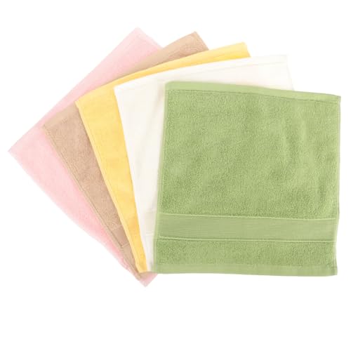 Lingettes carrées en coton contre les rougeurs de bébé lors de la toilette quotidienne