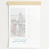 ELEGANTER HINGUCKER: Durch die hochwertige Holzblende und die stilvolle Veredelung in Roségold erhält der Kalender zum Selbstgestalten im A3 Hochformat einen einmaligen Look.