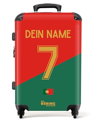 NoBoringSuitcases.com Reisekoffer Personalisiert, Koffer Groß, Hartschalenkoffer, TSA Schloss, Reisekoffer Groß, Rollkoffer Mittelgroß (Fußball - Heimtrikot Portugal 2022 - Rot-Grün 67 cm - 72 L)