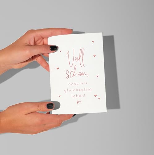 WBdesignz Liebeskarte „Voll Schön, dass wir gleichzeitig leben!“ mit Umschlag - roségoldene Herzen - romantisch, süß - Valentinstagskarte Freundschaftskarte - Partner Herzensmenschen Freunde (DIN A6)