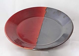 PIATTO CENTROTAVOLA IN CERAMICA ARTISTICA DI VIETRI, REALIZZATO E DIPINTO A MANO. DIAMETRO CM. 37, ALTEZZA CM. 5 ARREDO TAVOLA PIATTO A MURO ROSSO E ANTRACITE