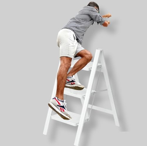 ISOP 3-stufige Klappleiter aus Aluminium | Weiße Trittplattform mit Breiten, rutschfesten Stufen | Belastbar bis 227 kg | Leicht, kompakt, klappbar vielseitig einsetzbar für Haushalt oder Handwerk
