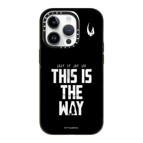 Coque iPhone 14 Pro CASETiFY au bureau et en voyage avec style Mandalorian